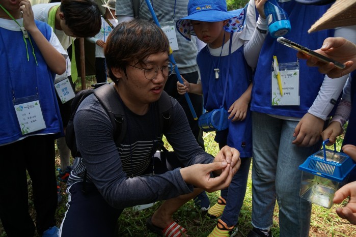 지구사랑탐사대 여름 캠프에서 이화여대 에코과학부 배윤혁 연구원이 곤충에 대해 설명하고 있다. - (주)동아사이언스 제공
